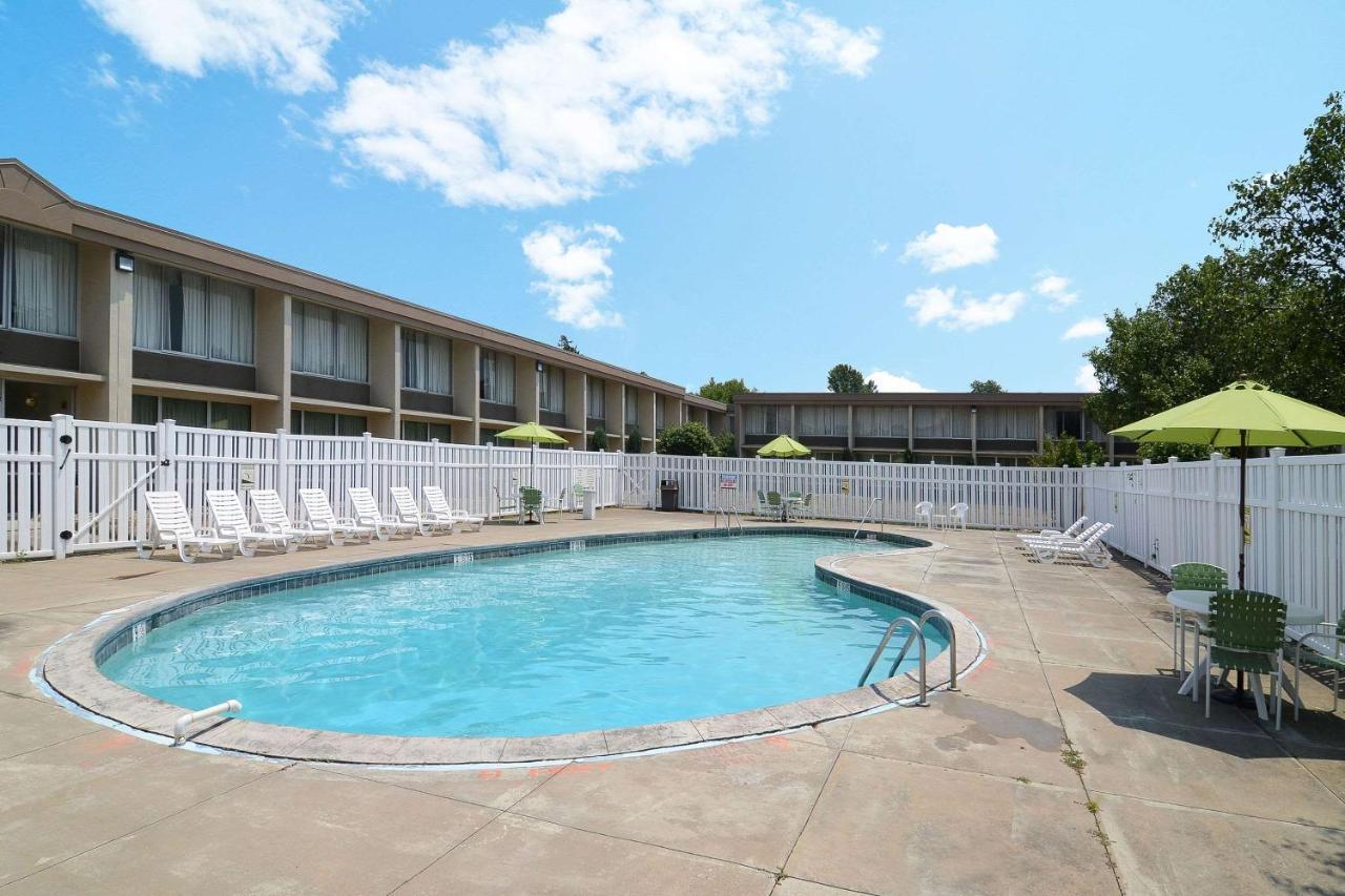 Quality Inn & Conference Center Akron Exterior photo